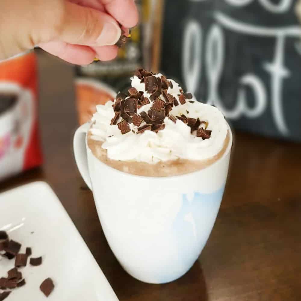 Mokka latte top med barberet chokolade