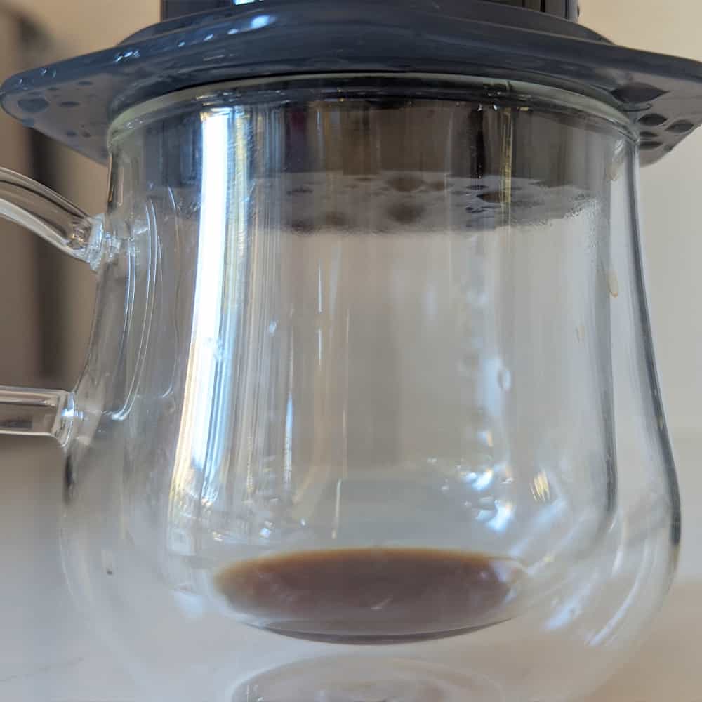 Кофе капает на чашку